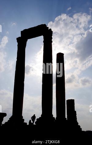 Silhouette de colonnes au Temple d'Hercule, Citadelle d'Amman, Amman, Jordanie. Le temple d'Hercule est un site historique de la citadelle d'Amman à Amman, en Jordanie. Il est considéré comme la structure romaine la plus importante de la Citadelle d'Amman. Selon une inscription, le temple a été construit quand Geminius Marcianus était gouverneur de la province d'Arabie (AD 162-166) crédit : JHelebrant. Banque D'Images