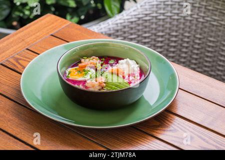 Soupe de betterave froide - soupe traditionnelle de betterave froide avec avocat, crevettes, yaourt, œuf. Plat végétarien d'été. concept de déjeuner diététique. menu diététique. Restaurant Banque D'Images