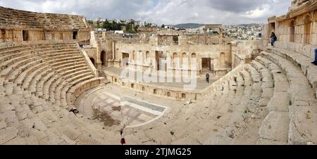 L'amphithéâtre romain de Jerash (arabe : جرش Ǧaraš ; grec : Γέρασα, romanisé : Gérasa ; grec attique : [gérasa], Koinē grec : [ˈgerasa]) est une ville du nord de la Jordanie. La ville est le centre administratif du gouvernorat de Jerash, et a une population de 50 745 habitants en 2015. Il est situé à 48 kilomètres (30 mi) au nord de la capitale Amman. Crédit : JHelebrant Banque D'Images