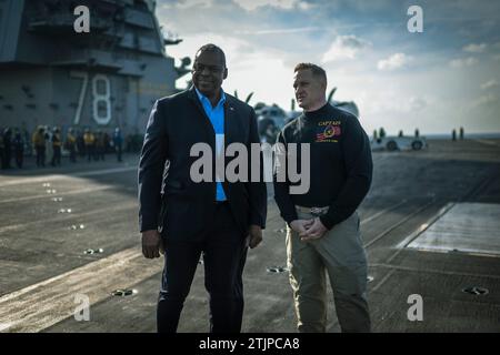 USS Gerald R Ford, États-Unis. 20 décembre 2023. Le secrétaire américain à la Défense Lloyd Austin, à gauche, visite le poste d'envol avec le commandant, le capitaine Rick Burgess à bord du super porte-avions de classe Ford USS Gerald R Ford, le 20 décembre 2023 en cours en Méditerranée orientale. Le Ford fournit un moyen de dissuasion contre l'escalade régionale du conflit en cours à Gaza. Crédit : Chad McNeeley/DOD photo/Alamy Live News Banque D'Images