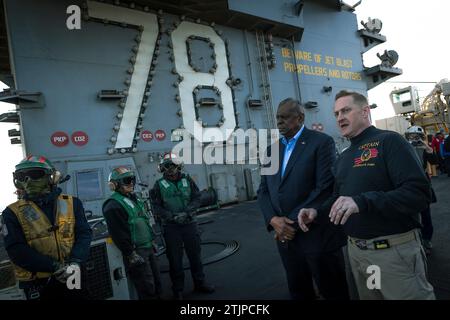 USS Gerald R Ford, États-Unis. 20 décembre 2023. Le secrétaire américain à la Défense Lloyd Austin, à gauche, visite le poste d'envol avec le commandant, le capitaine Rick Burgess à bord du super porte-avions de classe Ford USS Gerald R Ford, le 20 décembre 2023 en cours en Méditerranée orientale. Le Ford fournit un moyen de dissuasion contre l'escalade régionale du conflit en cours à Gaza. Crédit : Chad McNeeley/DOD photo/Alamy Live News Banque D'Images