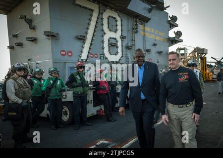 USS Gerald R Ford, États-Unis. 20 décembre 2023. Le secrétaire américain à la Défense Lloyd Austin, à gauche, visite le poste d'envol avec le commandant, le capitaine Rick Burgess à bord du super porte-avions de classe Ford USS Gerald R Ford, le 20 décembre 2023 en cours en Méditerranée orientale. Le Ford fournit un moyen de dissuasion contre l'escalade régionale du conflit en cours à Gaza. Crédit : Chad McNeeley/DOD photo/Alamy Live News Banque D'Images