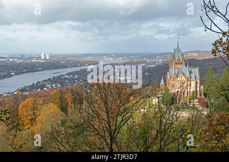 Vue sur le Rhin et Bonn, Château de Drachenburg, Rocher du Dragon, Königswinter, Rhénanie du Nord-Westphalie, Allemagne Banque D'Images