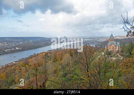 Vue sur le Rhin et Bonn, Château de Drachenburg, Rocher du Dragon, Königswinter, Rhénanie du Nord-Westphalie, Allemagne Banque D'Images