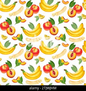 Motif aquarelle sans couture. Fruits mûrs bananes, tranches de citron et de pêche, nectarine et feuilles dessinées à la main à l'aquarelle sur un fond blanc. Banque D'Images