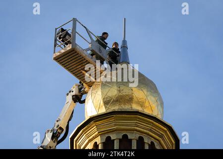 Kiev, Ukraine. 20 décembre 2023. Les ouvriers installent des croix sur les dômes de St. Cathédrale Sophia à Kiev. Les croix ont été enlevées pour des travaux de nettoyage et de restauration. (Photo Oleksii Chumachenko/SOPA Images/Sipa USA) crédit : SIPA USA/Alamy Live News Banque D'Images