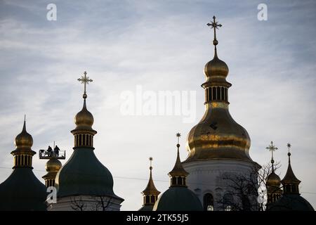 Kiev, Ukraine. 20 décembre 2023. Les ouvriers installent des croix sur les dômes de St. Cathédrale Sophia à Kiev. Les croix ont été enlevées pour des travaux de nettoyage et de restauration. (Photo Oleksii Chumachenko/SOPA Images/Sipa USA) crédit : SIPA USA/Alamy Live News Banque D'Images