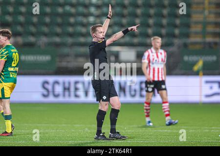 Den Haag, pays-Bas. 20 décembre 2023. DEN HAAG, PAYS-BAS - DÉCEMBRE 20 : l'arbitre Ingmar Oostrom points lors du match de 2e tour de la Toto KNVB Cup entre ado Den Haag et Sparta Rotterdam au Bingoal Stadion le 20 décembre 2023 à Den Haag, pays-Bas. (Photo Hans van der Valk/Orange Pictures) crédit : Orange pics BV/Alamy Live News Banque D'Images