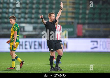 Den Haag, pays-Bas. 20 décembre 2023. DEN HAAG, PAYS-BAS - DÉCEMBRE 20 : l'arbitre Ingmar Oostrom points lors du match de 2e tour de la Toto KNVB Cup entre ado Den Haag et Sparta Rotterdam au Bingoal Stadion le 20 décembre 2023 à Den Haag, pays-Bas. (Photo Hans van der Valk/Orange Pictures) crédit : Orange pics BV/Alamy Live News Banque D'Images