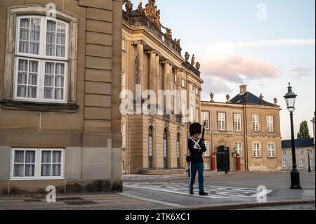 Une garde royale danoise devant le palais d'Amalienborg à Copenhague Danemark Banque D'Images