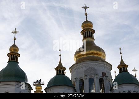 Kiev, Ukraine. 20 décembre 2023. Les ouvriers installent des croix sur les dômes de St. Cathédrale Sophia à Kiev. Les croix ont été enlevées pour des travaux de nettoyage et de restauration. (Image de crédit : © Oleksii Chumachenko/SOPA Images via ZUMA Press Wire) USAGE ÉDITORIAL SEULEMENT! Non destiné à UN USAGE commercial ! Banque D'Images