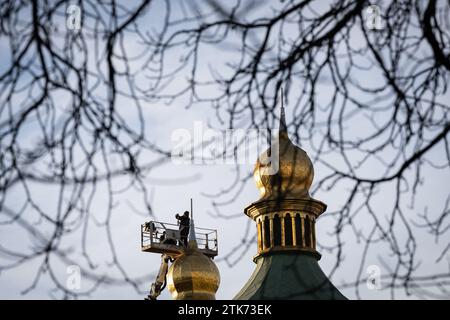 Kiev, Ukraine. 20 décembre 2023. Les ouvriers installent des croix sur les dômes de St. Cathédrale Sophia à Kiev. Les croix ont été enlevées pour des travaux de nettoyage et de restauration. (Image de crédit : © Oleksii Chumachenko/SOPA Images via ZUMA Press Wire) USAGE ÉDITORIAL SEULEMENT! Non destiné à UN USAGE commercial ! Banque D'Images