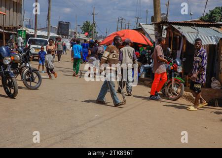 Un coutelier conduit sa machine dans les rues du bidonville de Kibera, Nairobi. Une vue à travers la vie quotidienne à Kibera actuellement le plus grand bidonville d'Afrique et Banque D'Images