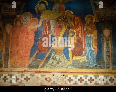 Détail de fresque, dépôt de la croix, de la crypte de la cathédrale de Sienne Banque D'Images