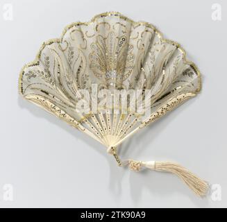 Gamme de pliage avec feuille de maille sur laquelle les amoureux de couleur or et argent, sur le cadre d'ivoire (?), Anonyme, c. 1925 gamme de pliage, avec bord supérieur festonné, avec feuille de maille de soie sur laquelle les amoureux de couleur or et argent sont cousus dans diverses formes, au centre sur la feuille un motif de coquille. Fronture d'ivoire (?), 10 jambes élancées, la décoration est éditée et dorée. L'anneau de ventilateur est en cuivre avec goupille de verrouillage et disque d'ivoire (?). Brosse en soie. Le bord supérieur et inférieur de la feuille sont finis avec le parement doré picot. La signature au crayon est encore visible à certains endroits. Pays-Bas (éventuellement) feuille:. B Banque D'Images