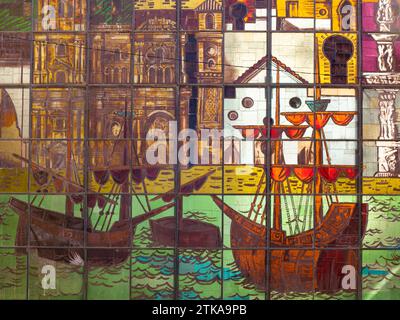 Mosaïque médiévale avec vue sur la ville au marché Atarazanas à Malaga, Espagne Banque D'Images