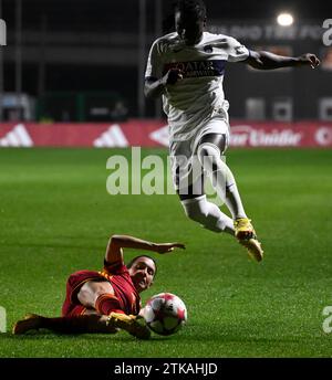 Rome, Italie. 20 décembre 2023. Lucia Di Guglielmo de L’AS Roma et Tabitha Chawinga du Paris Saint Germain lors du match de la phase de groupes C de la Ligue des Champions féminine entre L’AS Roma et le Paris Saint Germain au stade tre fontane, Rome (Italie), le 20 décembre 2023. Crédit : Insidefoto di andrea staccioli/Alamy Live News Banque D'Images