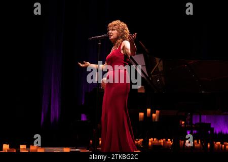 Fiorella Mannoia se produit sur scène au Teatro Augusteo de Naples. Banque D'Images