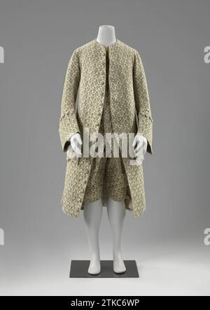 Costume : manteau, brèches et gilet, anonyme, c. 1740 - c. 1765 Veste ou jupe. Modèle : Kneelang et coupe droite en bas. Bâtiments avant inclinés avec système de plis profonds dans les coutures latérales, sur lesquels un certain nombre de nœuds couverts de poussière. Fendu au milieu derrière, pour la décoration de chaque côté flanquée d'un panneau étroit avec de larges boutonnières festées. Le long des bâtiments à l'avant 17 larges, a fondé des boutonnières (dont les dix premiers utilisables) et des nœuds recouverts de poussière. Col rond sans col. Une valve à poche large avec des poches latérales profondes sur chaque devant. Manches larges avec poignets larges et battus ; Bot Banque D'Images