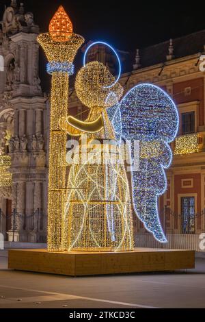 Décoration de lumières de Noël en forme d'ange tenant une torche dans du Palais de San Telmo, à Séville, Andalousie, Espagne, à Noël TI Banque D'Images