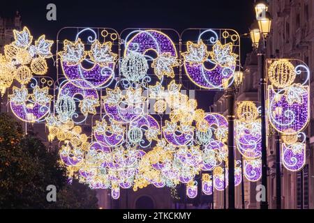 Décoration de lumières de Noël dans Constitution Avenue, Avenida de la Constitucion, autour de la cathédrale de Séville au temps de noël, foyer sélectif avec foyer Banque D'Images