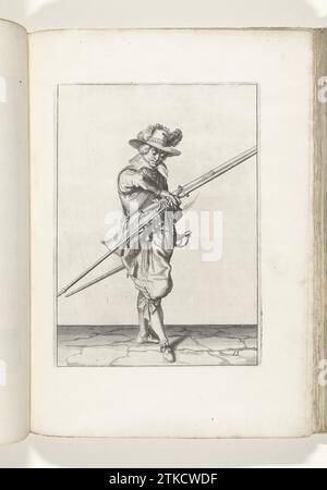 Soldat avec un mousquet qui transfère sa mèche de sa droite à sa main gauche (n° 15), ca. 1600, 1597 - 1607 Un soldat, à droite, qui tient un mousquet (un certain type d'arme à feu) et une furmeret (fourche de mousquet) avec sa main gauche (n° 15), ca. 1600. Il transmet la mèche brûlante de sa main droite à sa main gauche. Planche 15 dans les instructions pour la manipulation du mousquet : Corte Initiation sur l'image Figuerliicke, tant agaet le droit Ghebruyck vant Musquet. Partie des illustrations dans : J. de Gheyn, Weapons Handele of Roers Musquetten and Spiessen, la Haye, 1607. La guerre était autour de 1600. imprimer Banque D'Images