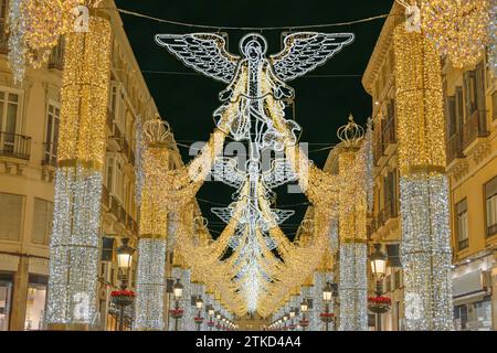 Décoration de lumières de Noël en forme d'anges dans la rue Larios, à Malaga, Andalousie, Espagne Banque D'Images