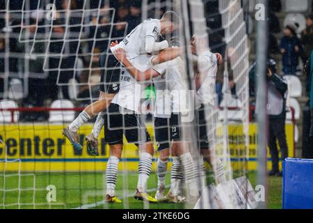 Die Mannschaft des SC Verl jubelt nach dem Tor zum 1:0 durch Marcel Benger (SC Verl, #23), Torjubel/Jubel/Freude/Stimmung/Emotion GER, SC Verl vs FC Viktoria Koeln 1904, Fussball, 3. Liga, 20. Spieltag, Spielzeit 2023/2024, 20.12.2023 les règlements de la LDF interdisent toute utilisation de photographes comme séquences d'images et/ou quasi-vidéo. Photo : Eibner-Pressefoto/Jan Strohdiek Banque D'Images