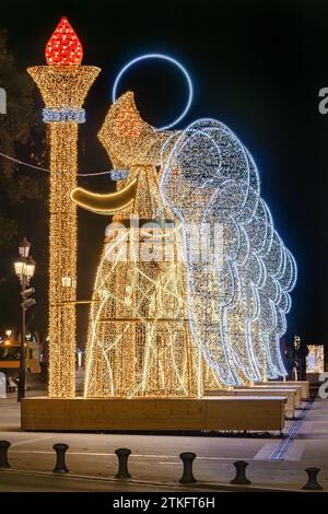 Décoration de lumières de Noël en forme d'ange tenant une torche dans du Palais de San Telmo, à Séville, Andalousie, Espagne. Mise au point sélective Banque D'Images