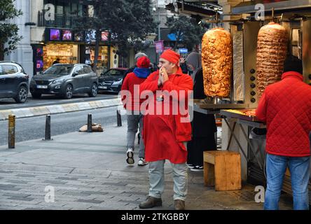 Istanbul, Turquie – 10 décembre 2023 : un vendeur de kebab attend avec impatience ses premiers clients au petit matin sur la place Taksim. Cuisine turque traditionnelle faire Banque D'Images