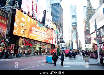 New York, États-Unis. 20 décembre 2023. Les piétons marchent dans Times Square onze jours avant les célébrations très attendues du 31 décembre de Times Square pour le réveillon du nouvel an à New York, le mercredi 20 décembre 2023. Photo de John Angelillo/UPI crédit : UPI/Alamy Live News Banque D'Images