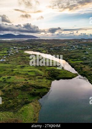 Vue aérienne de Lough fad dans le brouillard du matin, Comté de Donegal, République d'Irlande. Banque D'Images