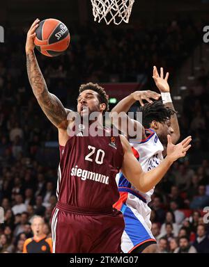 Elias Harris (Bayern Basketball, #20) foult Dan Oturu (Anadolu Efes Istanbul, #25). GER, FC Bayern Basketball vs. Anadolu Efes Istanbul, Basketball, Euroleague, saison 2023/2024, 20.12.2023, photo : Eibner-Pressefoto/Marcel Engelbrecht Banque D'Images