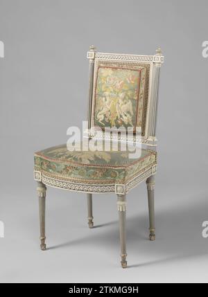 Stoel Kops-Amoublement, Anonyme, c. 1793 - C. 1795 chaise couverte, faisant partie du KopsEublement, en bois de hêtre peint blanc et gris bleu et reposant sur des pieds coniques. Les règles de siège et les appuis de la fenêtre arrière, avec des colonnes canalisées toscanes comme arrière-styles, montrent un pneu tressé poignardé avec des rosettes. Terminer avec des rosettes et des feuilles d'acanthe. Le rembourrage présente des motifs floraux sur un sol satiné bleu clair, maintenu sur le dos par des griffons. Commandé pour le bâtiment Nieuwe Gracht 74, Haarlem. VOIR : BK-15615-A/P ; BK-15614 ; BK-15616-A/B. Travailleur du meuble : NetherlandsConcepteur : bois d'Amsterdam (matière végétale). soyez Banque D'Images