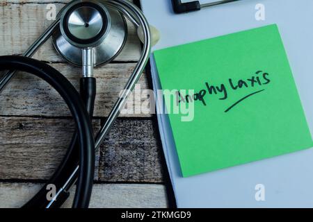 Concept d'anaphylaxie écrire sur des notes adhésives avec stéthoscope isolé sur la table en bois. Banque D'Images