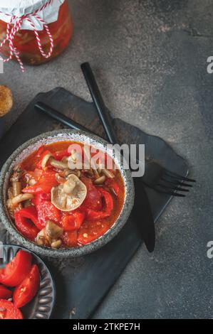 Lecho fait de poivrons, tomates et champignons de miel. Cuisine maison pour l'hiver. Hors-d'œuvre froid. Préparation pour la cuisson du premier plat. Banque D'Images