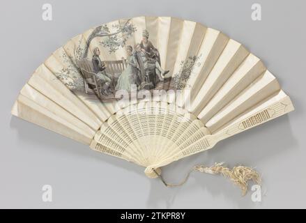 Gamme pliante avec une performance à la peinture 'le prétendu' de Prosper-Etienne Berne-Bellecour, en ou après 1876-c. 1880 gamme pliante à double feuille où une élégante scène en aquatinte en couleur sur le devant satiné - à la peinture 'le prétendu' de Prosper -Etienne Berne -Bellecour - représentant un jeune couple en vêtements Empire avec un couple plus âgé habillé selon la mode de 1780 , sur un cadre en os séché avec des décorations géométriques. Sur un banc de jardin en bois, il y a un soldat qui tient des fils de laine autour des deux mains, tandis qu'une femme assise à côté de lui sur le canapé est un Banque D'Images