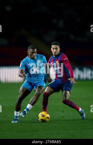 Barcelone, Espagne, 20, décembre 2023. Espagnol LaLiga EA Sports : FC Barcelona v UD Almeria. (15) Akieme vit avec (11) Raphinha. Crédit : Joan G/Alamy Live News Banque D'Images