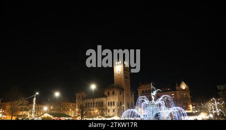 Asiago, VI, Italie - 9 décembre 2023 : Lumières de Noël dans une petite ville dans les montagnes et fontaines Banque D'Images