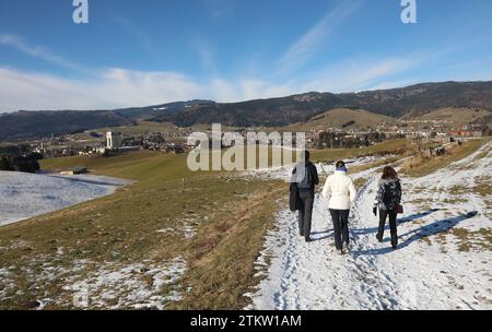 Asiago, VI, Italie - 9 décembre 2023 : Mémorial de guerre appelé OSSARIO et les personnes de la famille sur le chemin Banque D'Images