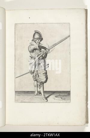 Soldat avec un gouvernail qui transfère sa mèche de sa droite à sa main gauche (n° 14), ca. 1600, 1597 - 1607 Un soldat, après, à droite, qui tient un gouvernail (un certain type d'arme à feu) de sa main gauche (n° 14), ca. 1600. Il transmet la mèche brûlante de sa main droite à sa main gauche. Plaque 14 dans les instructions pour la manipulation de la barre : Corte Onderwysinghe sur l'image de Figuerliicke, intéressé t'rechte Ghebruyck des Roers. Partie des illustrations dans : J. de Gheyn, Weapons Handele of Roers Musquetten and Spiessen, la Haye, 1607. La guerre était autour de 1600. Imprimeur : Nord des pays-Bas Banque D'Images