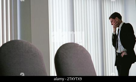 Un dirigeant seul dans la salle de conseil profondément dans la pensée Banque D'Images