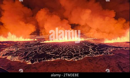 Grindavik, Islande occidentale, Islande. 19 décembre 2023. Le magma coule sur une colline près de Grindavik sur la péninsule de Reykjanes en Islande. Une éruption volcanique a commencé lundi soir sur la péninsule de Reykjanes en Islande, à la suite d'un essaim de tremblement de terre, a rapporté le Bureau météorologique islandais. (Image de crédit : © Icelandic Meteorological Office/ZUMA Press Wire) USAGE ÉDITORIAL SEULEMENT! Non destiné à UN USAGE commercial ! Banque D'Images