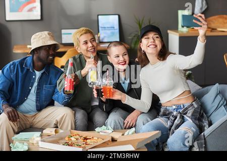 Des jeunes prenant Selfie Banque D'Images