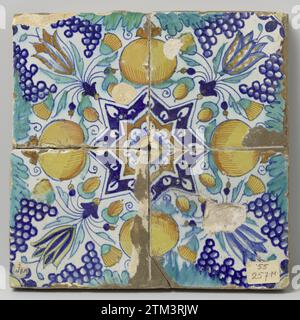 Champ de quatre tuiles avec motif de grappes de raisin, étoiles, tulipes et grenades, anonyme, c. 1600 - c. 1625 champ de quatre tuiles (2 x 2) avec un motif multicolore (bleu, vert, jaune, orange et violet) formé par quatre tuiles avec des grenades, grappes de raisin et tulipes autour d'une étoile. Faïence néerlandaise. Majolique de glaçage d'étain champ de quatre tuiles (2 x 2) avec un motif multicolore (bleu, vert, jaune, orange et violet) formé de quatre tuiles avec des grenades, des grappes de raisin et des tulipes autour d'une étoile. Faïence néerlandaise. majolique de glaçure d'étain Banque D'Images
