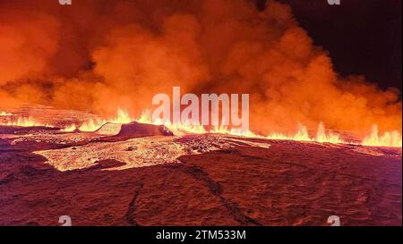 Grindavik, Islande occidentale, Islande. 19 décembre 2023. Le magma coule sur une colline près de Grindavik sur la péninsule de Reykjanes en Islande. Une éruption volcanique a commencé lundi soir sur la péninsule de Reykjanes en Islande, à la suite d'un essaim de tremblement de terre, a rapporté le Bureau météorologique islandais. (Image de crédit : © Iceland civil protection/ZUMA Press Wire) USAGE ÉDITORIAL SEULEMENT! Non destiné à UN USAGE commercial ! Banque D'Images