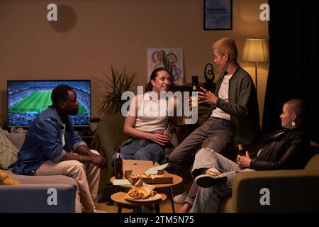 Compagnie d'amis socialisant à Home Party Banque D'Images