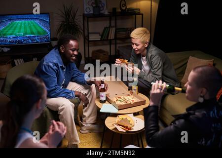 Joyeuse fête des jeunes gens s'amusant à la maison Banque D'Images