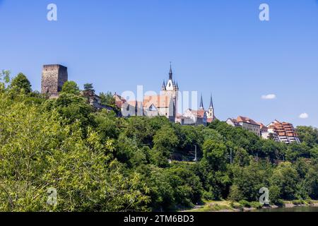 Bad Wimpfen avec vue sur la vieille église et les remparts historiques de la ville sur la rivière Neckar Banque D'Images