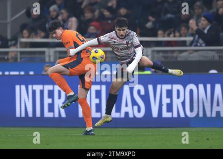 Milan, Italie. 20 décembre 2023. Alessandro Bastoni du FC Internazionale affronte Tommaso Corazza du Bologna FC lors du match de Coppa Italia à Giuseppe Meazza, Milan. Le crédit photo devrait se lire : Jonathan Moscrop/Sportimage crédit : Sportimage Ltd/Alamy Live News Banque D'Images